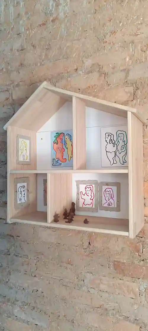 Casa de aves artesanal expuesta